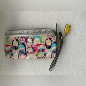 Coach wristlet 👛 used color: multi